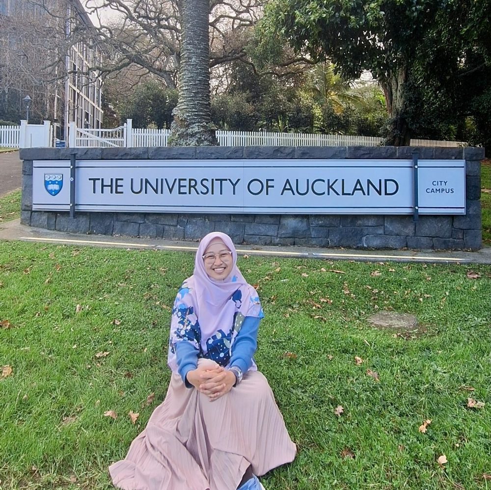 Suci, LPDP 2021 awardee, in front of the University of Auckland sign